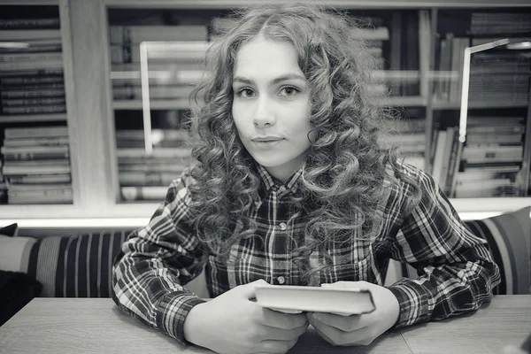 Jovem na biblioteca — Fotografia de Stock