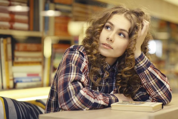 Jovem na biblioteca — Fotografia de Stock