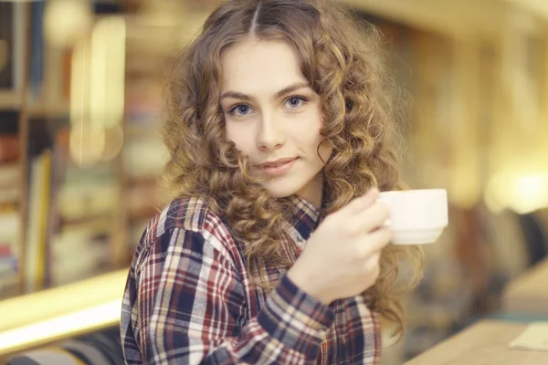 Tânără fată în cafenea — Fotografie, imagine de stoc