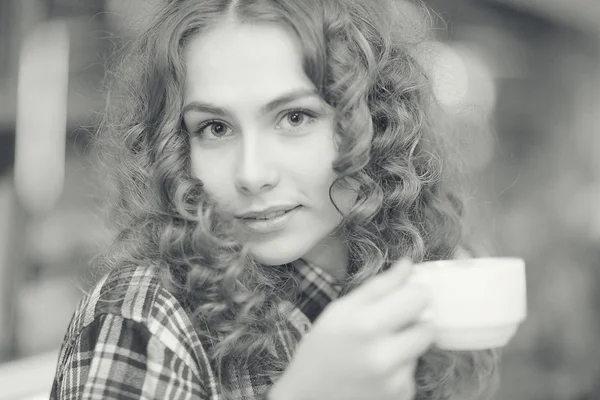 Chica joven en la cafetería — Foto de Stock