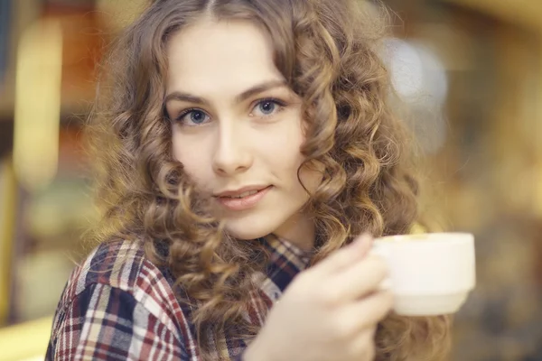 Chica joven en la cafetería —  Fotos de Stock