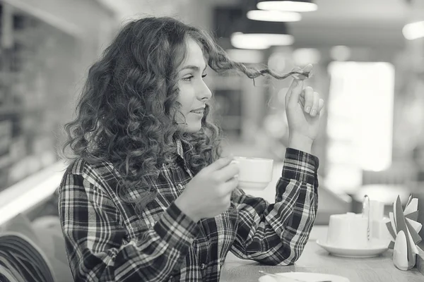 Jong meisje in café — Stockfoto