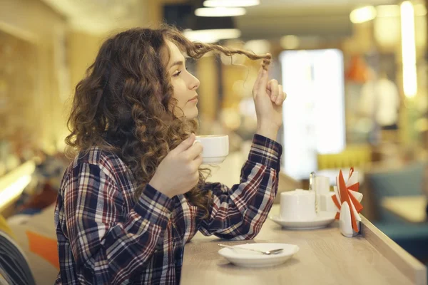 Молодая девушка в кафе — стоковое фото
