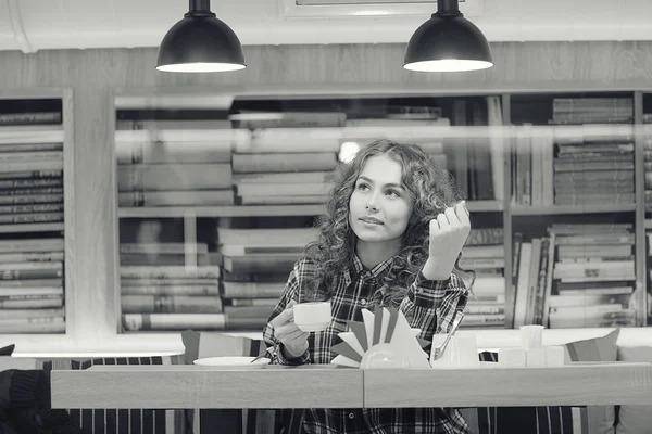 Jovem na biblioteca — Fotografia de Stock