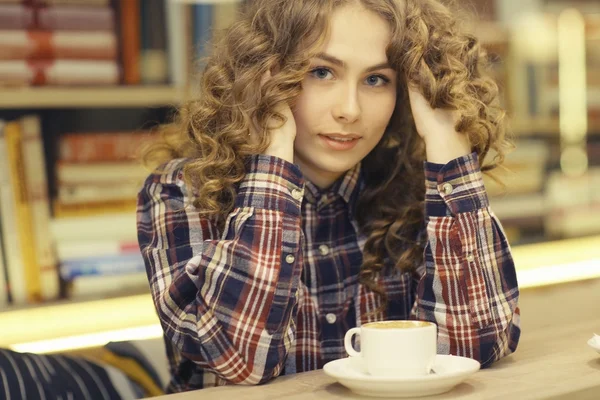 Молодая девушка в библиотеке — стоковое фото