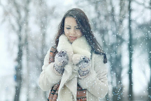 Portrét mladé dívky zimní Stock Obrázky
