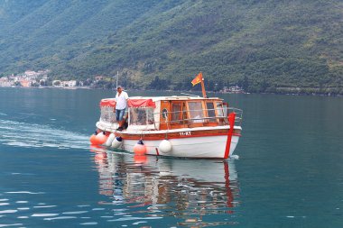 Karadağ'daki gezi teknesi