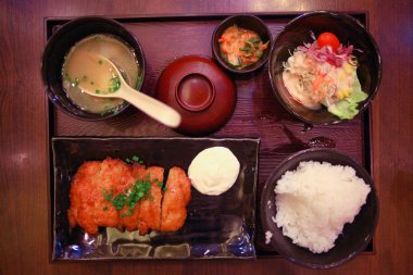 Masasına restoranda yemek