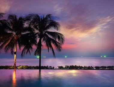 Havuzu deniz günbatımı Plajı'nda