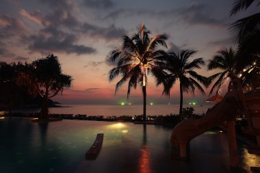 Havuzu deniz günbatımı Plajı'nda