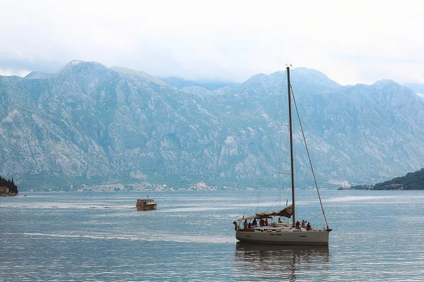 Barco de excursión en Montenegro — Foto de Stock