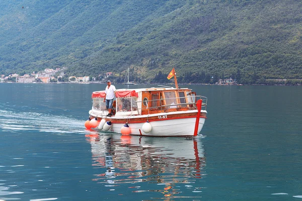 Barco de excursão em Montenegro — Fotografia de Stock