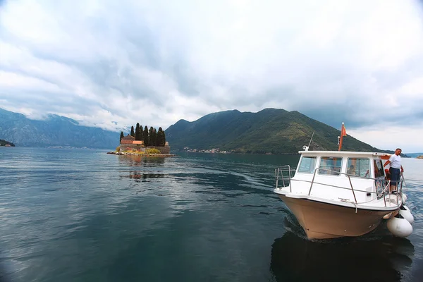 Barco de excursão em Montenegro — Fotografia de Stock