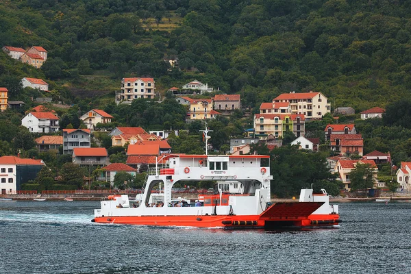 Barco de balsa em Montenegro — Fotografia de Stock