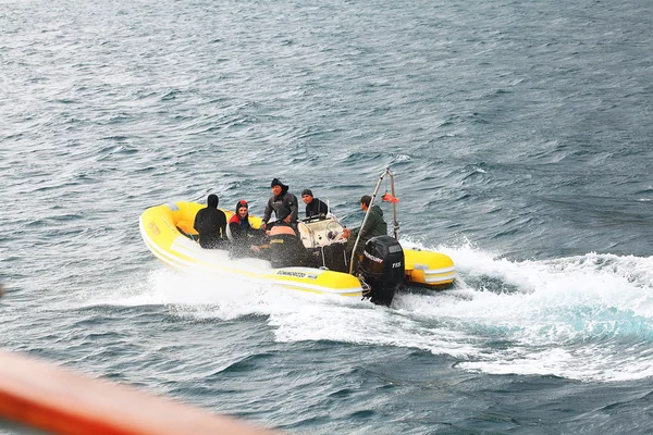 Duikers op motor boot in Montenegro — Stockfoto
