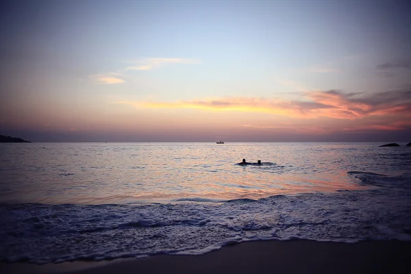 Spiaggia di mare al tramonto — Foto Stock