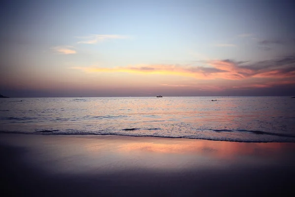 Mořská pláž při západu slunce — Stock fotografie