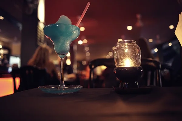 Blauwe cocktail in restaurant — Stockfoto