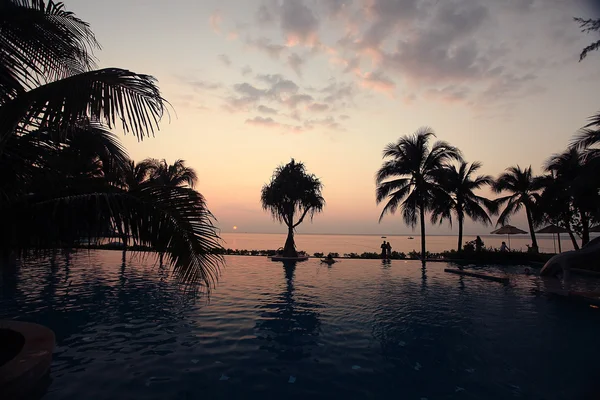 Piscina no mar por do sol praia — Fotografia de Stock