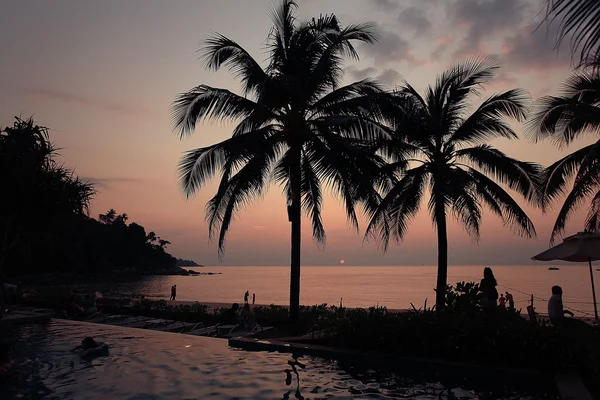 Pool på havet sunset beach — Stockfoto