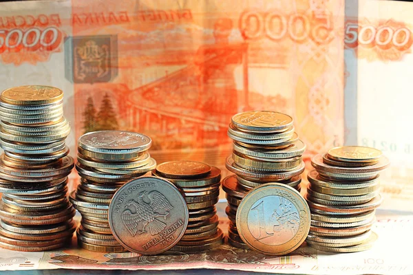 Монети євро на фоні рубль — стокове фото