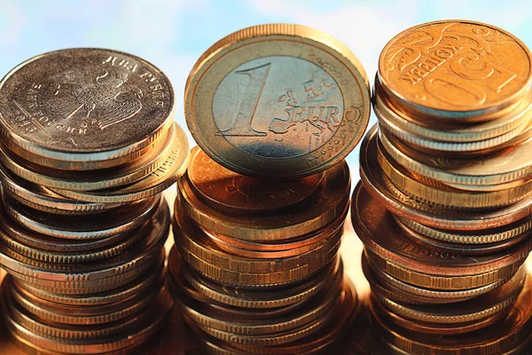 ロシア語とユーロのコイン — ストック写真