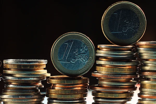 Monedas de euros pilas de cerca —  Fotos de Stock