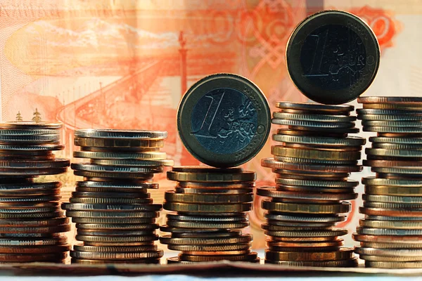 Monety euro na tle Rubel — Zdjęcie stockowe
