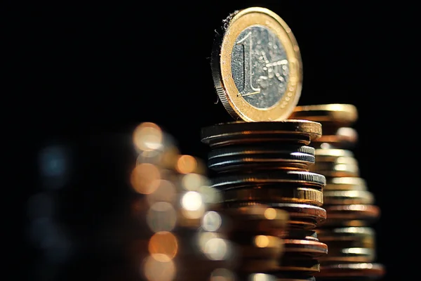 Monedas de euros pilas de cerca — Foto de Stock