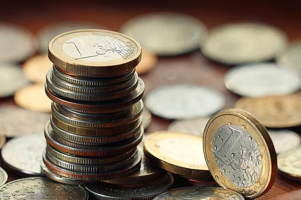 Euron och rubel mynt stackar på nära håll — Stockfoto