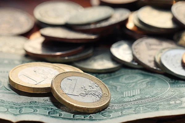 Κέρματα ευρώ και Ρούβλι στο δολάριο — Φωτογραφία Αρχείου