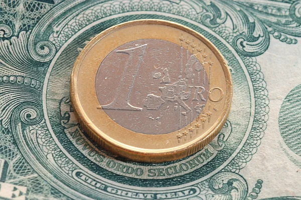 Monety euro na Dolar — Zdjęcie stockowe