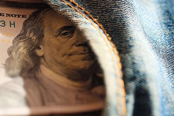Долари в джинсовій кишені — стокове фото