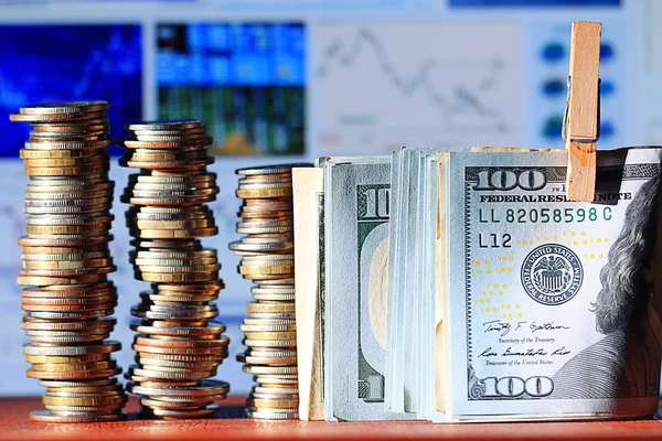 Euromunten stapels en dollars — Stockfoto