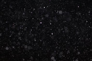 Arka plan beyaz yağmur damlaları