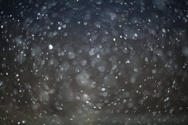 Arka plan beyaz yağmur damlaları