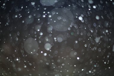 Arka plan beyaz yağmur damlaları