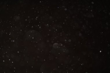 Arka plan beyaz yağmur damlaları