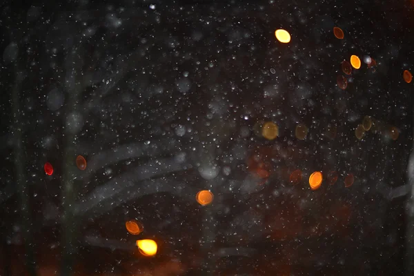 Beyaz sis siyah arka plan üzerine