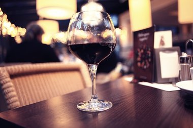 Bir kadeh kırmızı şarap.