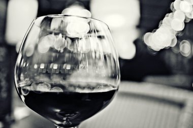 Bir kadeh kırmızı şarap.