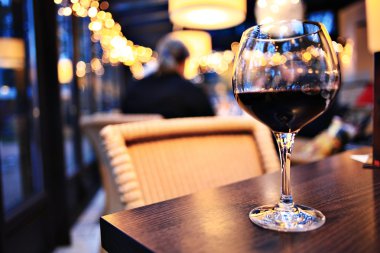 Bir kadeh kırmızı şarap.