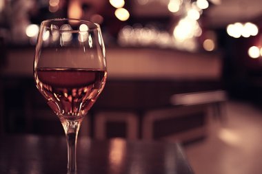 Bir kadeh kırmızı şarap.