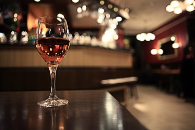 Bir kadeh kırmızı şarap.