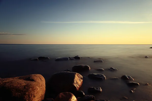 Gouden zonsondergang op het strand — Stockfoto