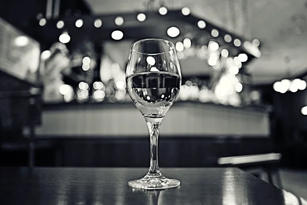 Verre à vin sur table — Photo