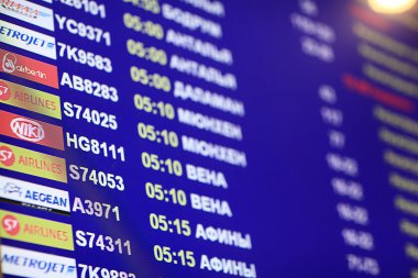 Havaalanında uçuşlar gidiş zamanlamaları
