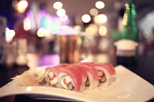 Rollos de sushi en la mesa — Foto de Stock