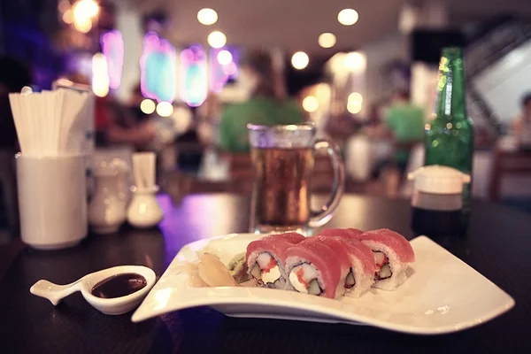 Rollos de sushi en la mesa — Foto de Stock
