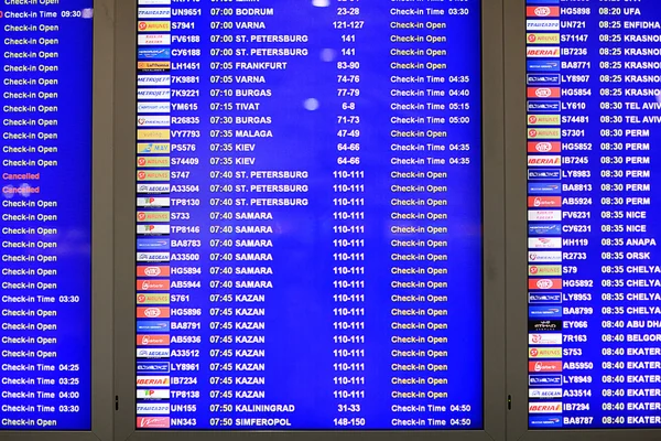 Flyg avgångar scheman på flygplats — Stockfoto